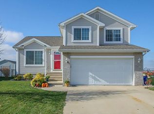 7312 Prairie Heights Dr SW, Cedar Rapids, IA 52404