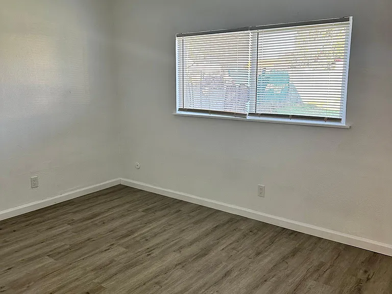 1722 Linda Ave — Photo 8