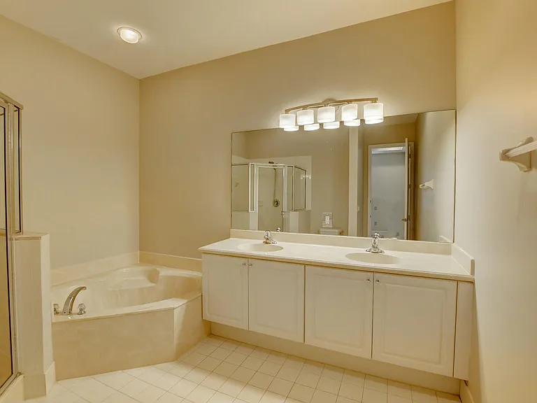 1260 Piazza Antinori — Photo 31