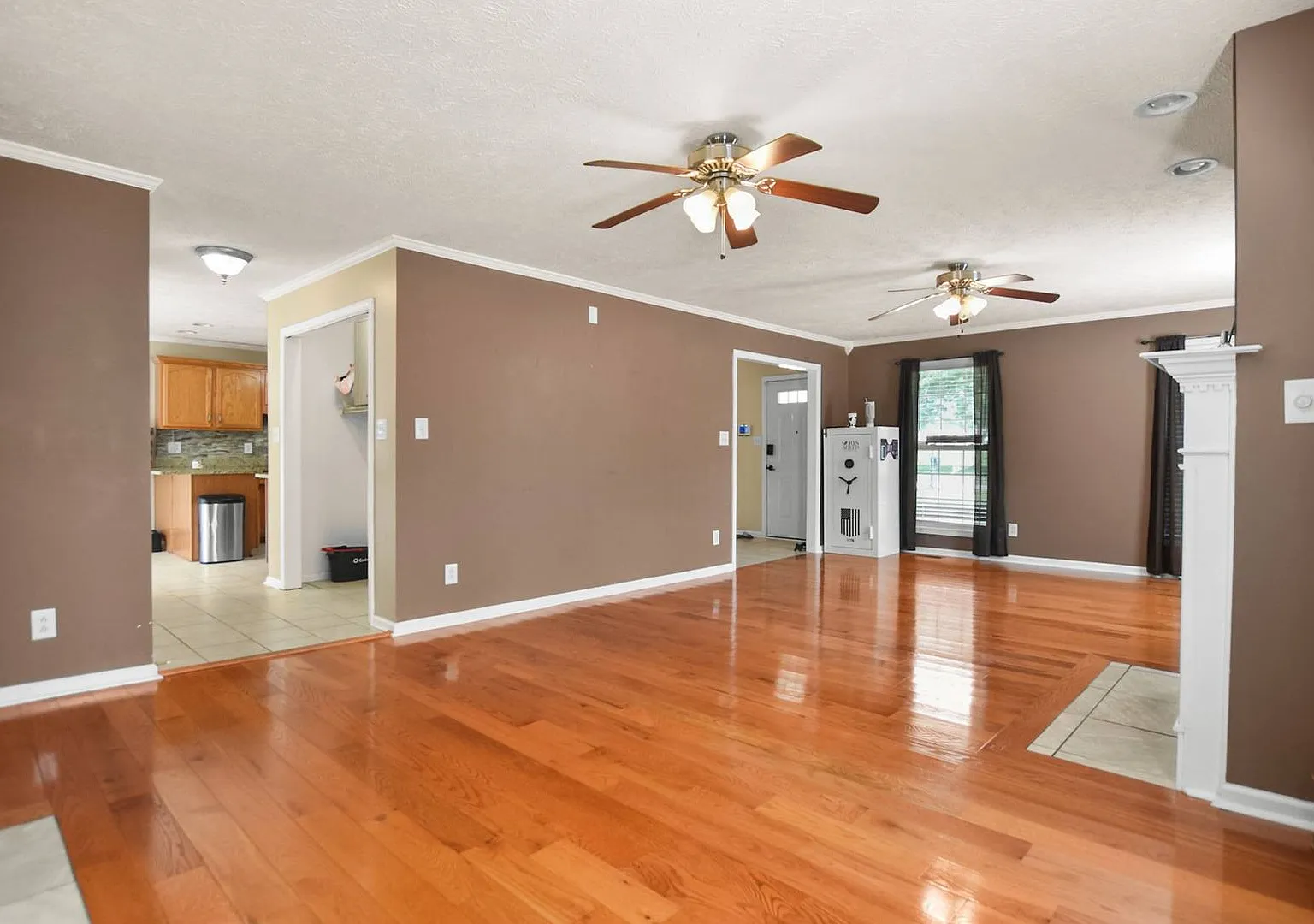 Pet Friendly Three Bedroom! — Photo 4
