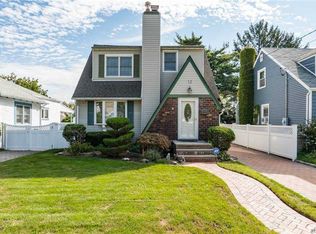 12 York St, Malverne, NY 11565