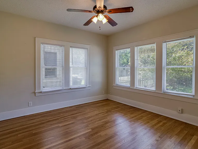 1906 Clover Ln — Photo 11