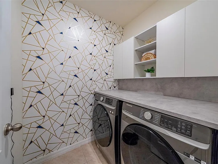 687 Griffon Ave — Photo 11
