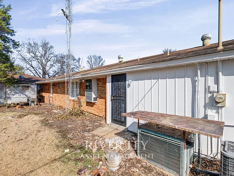 3751 Charles Dr — Photo 3
