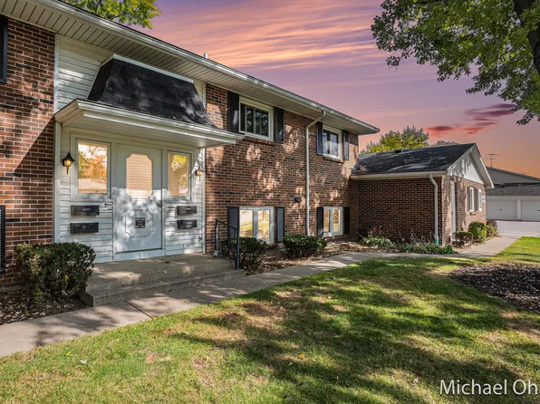 651 Andover St SE, Kentwood, MI 49548