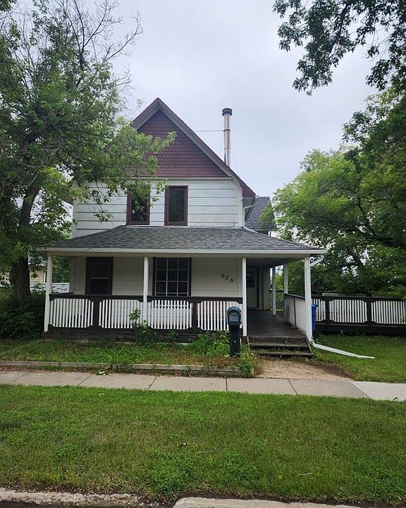 1st image of 626 2nd St