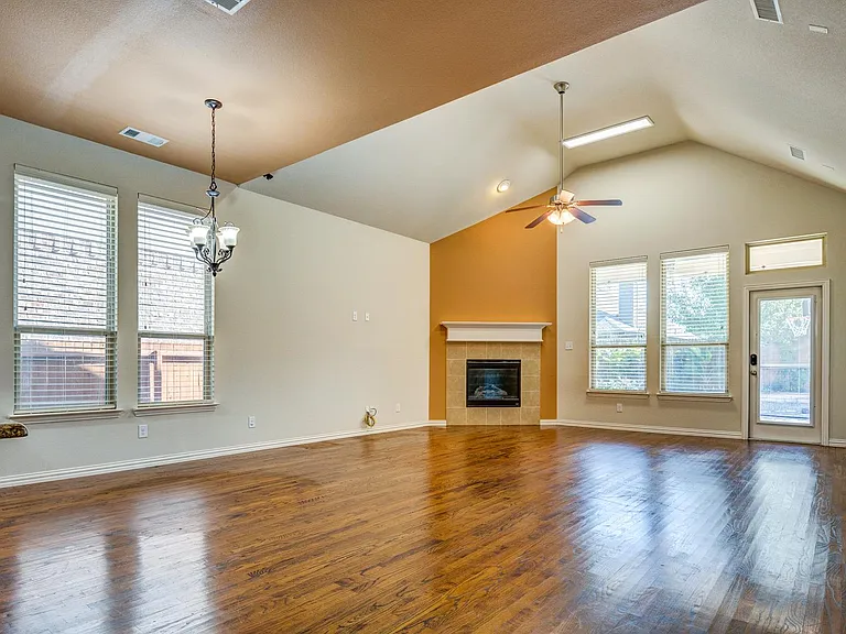 10841 Leesa Dr — Photo 10