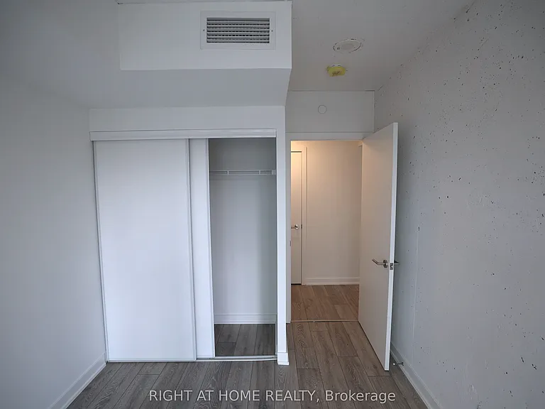 47 Mutual St #804 — Photo 4