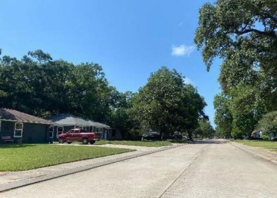Exterior Neighborhood (street photo)