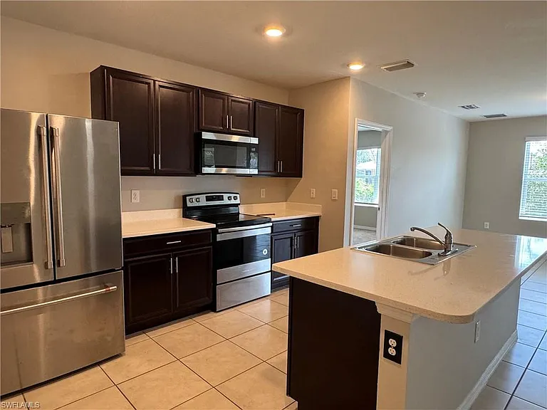 18661 Miami Blvd — Photo 4