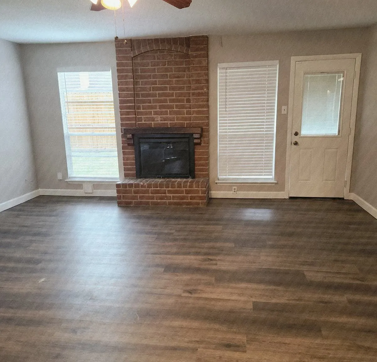4 bed, 2.5 bath, 2410 sqft, $2,200 — Photo 2