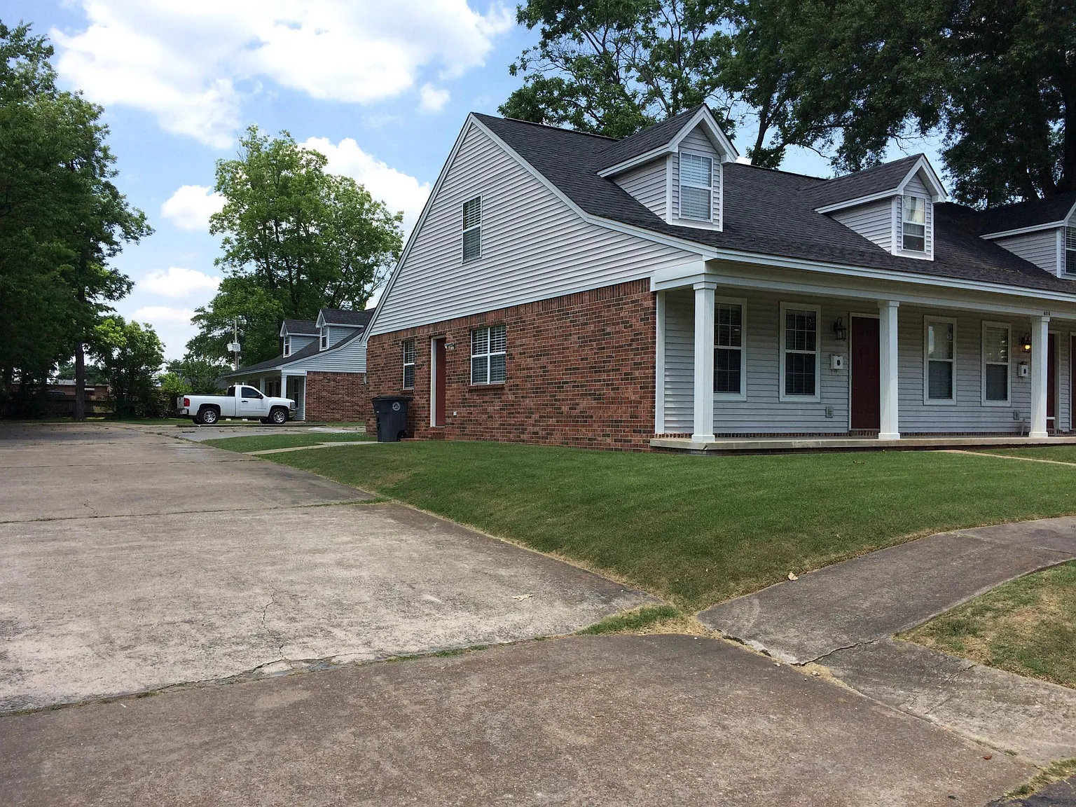 404 W Center Ave — Photo 1