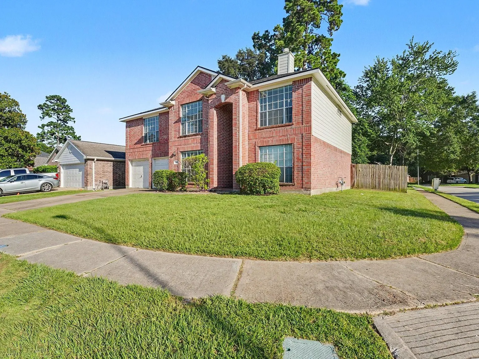 4 bed, 2.5 bath, 2766 sqft, $2,399 — Photo 2