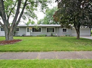 36180 N Grandwood Dr, Gurnee, IL 60031