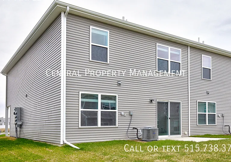 1044 Maple St — Photo 2