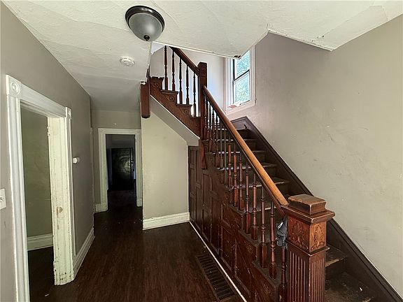 3rd image of 300 Langley Ave