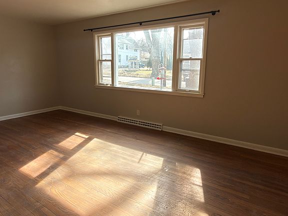3rd image of 501 Randall St APT 1