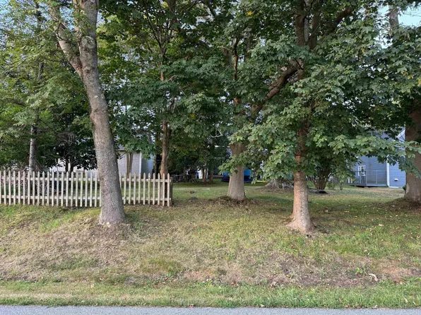 Baker St, Yarmouth, NS B5A 2W8