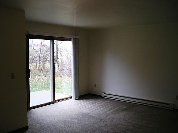 20-28 Pine Ridge interior Living RM WEB_01302018