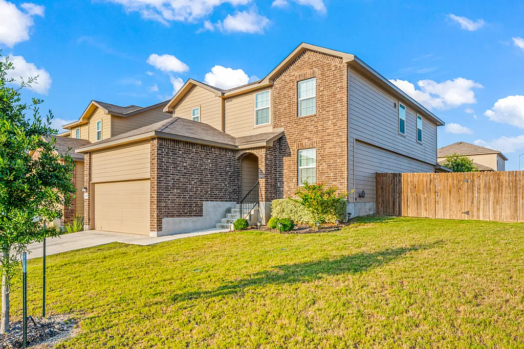 5 bed, 3.5 bath, 2679 sqft, $2,400 — Photo 2