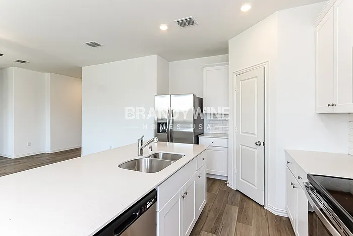 341 Wentworth Dr — Photo 8