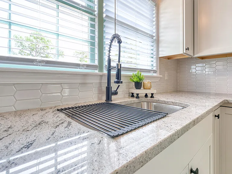 825 Fresno Dr — Photo 10