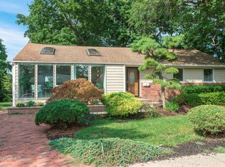 11 Maggio Ln, Old Bethpage, NY 11804