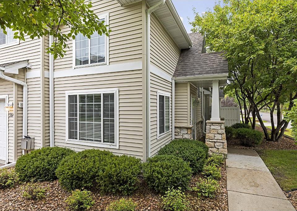 1st image of 584 Willoughby Way W