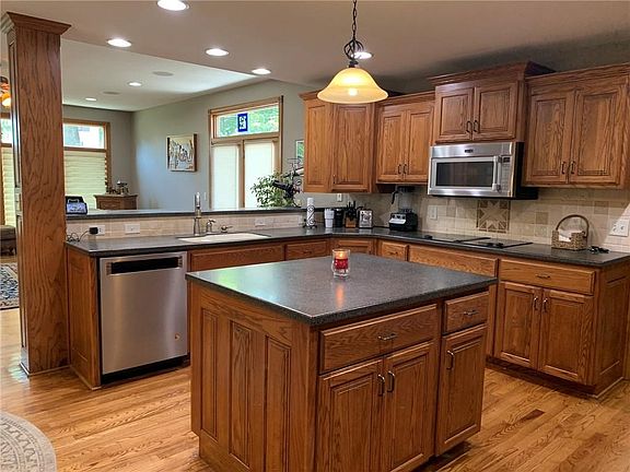 5th image of 1070 Crestview Ln