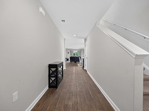 4th image of 450 Delahays Rd