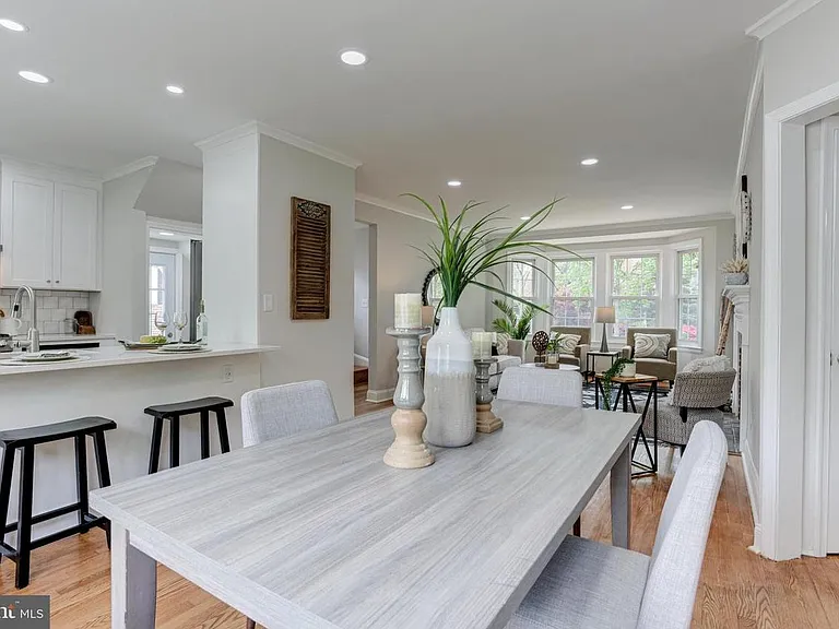 702 Kingston Rd — Photo 10