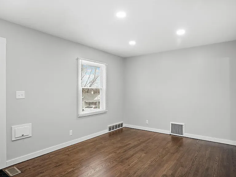 976 S 50th Ave — Photo 9