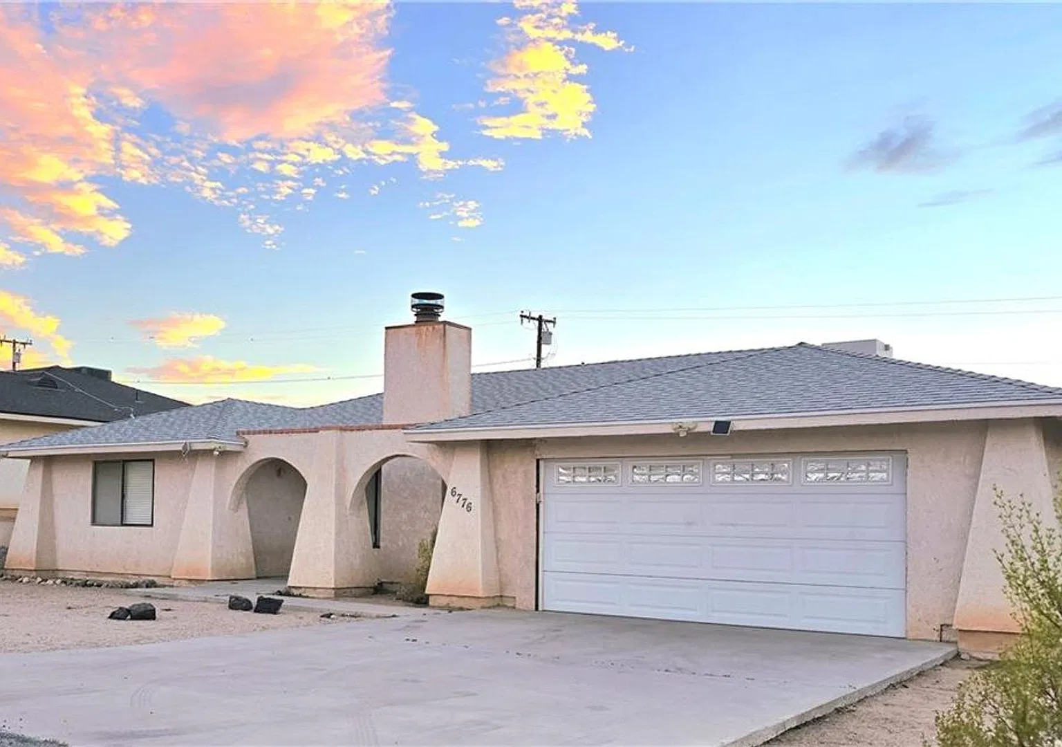 Desert Home With Spacious Split Floor Plan and many updates. — Photo 1