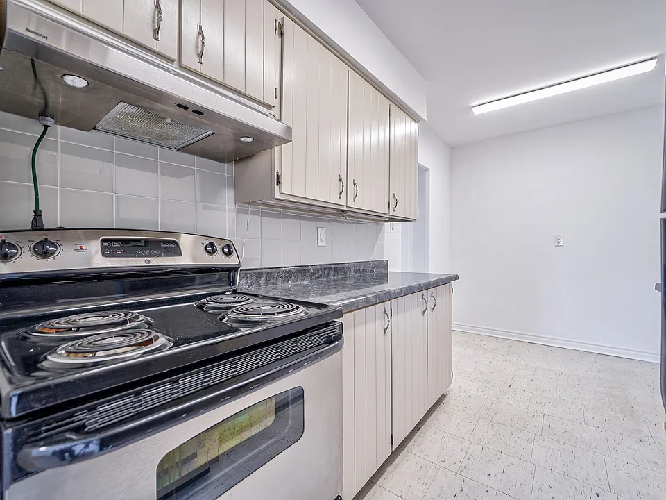 2000 Sheppard Ave W