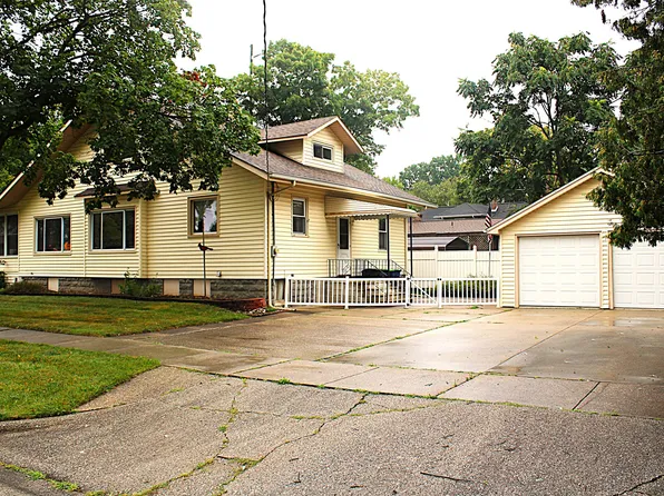 1711 Raymond St, Bay City, MI 48706
