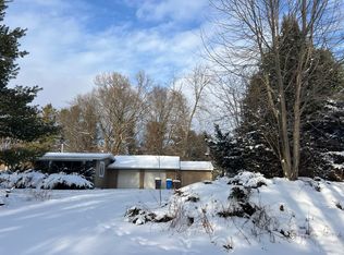 6915 Rink Dr, Brighton, MI 48114