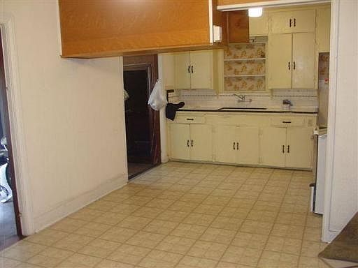 3rd image of 2320 LEE HALL ST