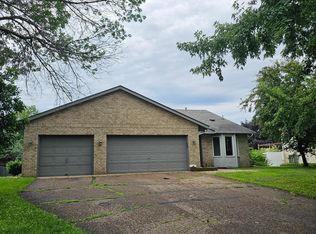 1199 Sunrise Dr, Woodbury, MN 55125
