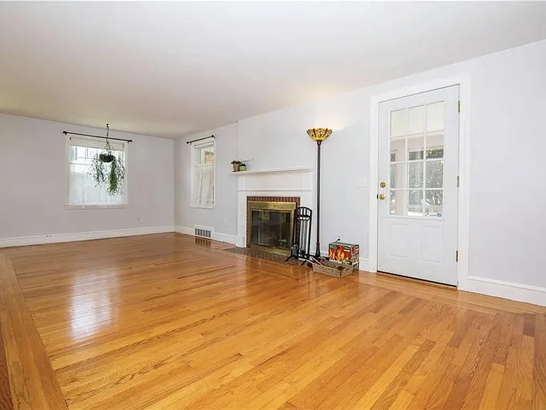 81 Mayflower Dr — Photo 7