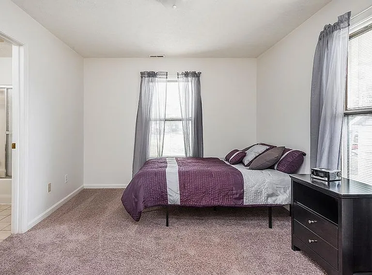 Hoosier Court Apartments — Photo 23