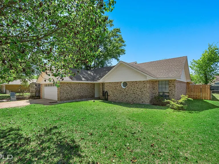 2542 Spruce Dr — Photo 5