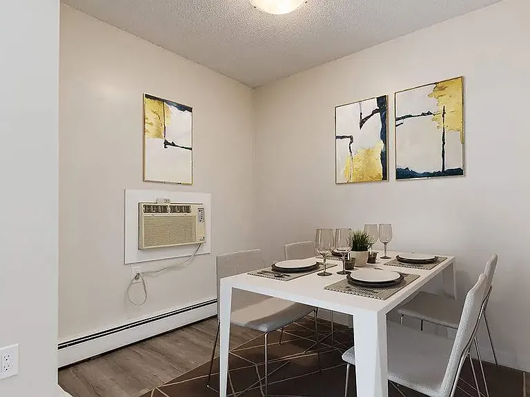 510 Robert St E — Photo 4