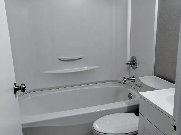 UPSTAIRS BATHROOM