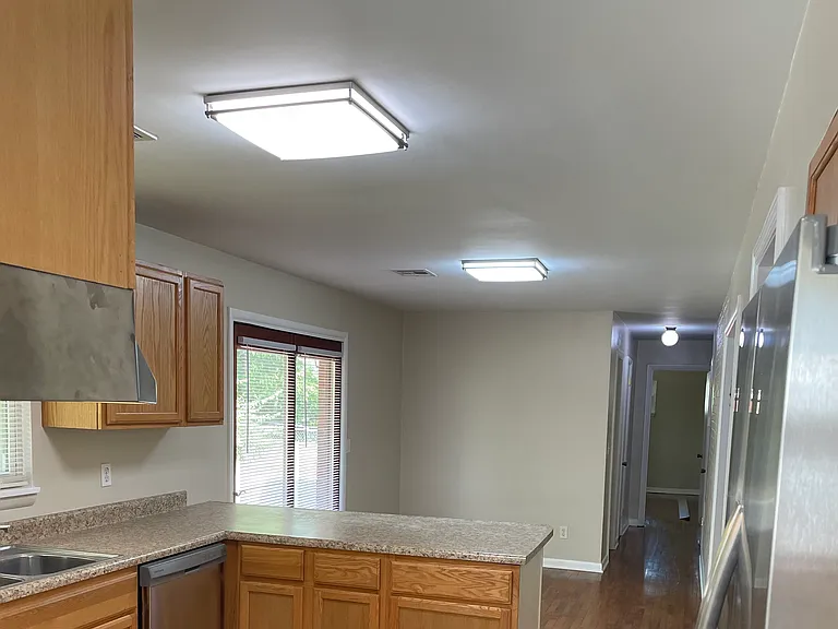 201 Markham Dr — Photo 4