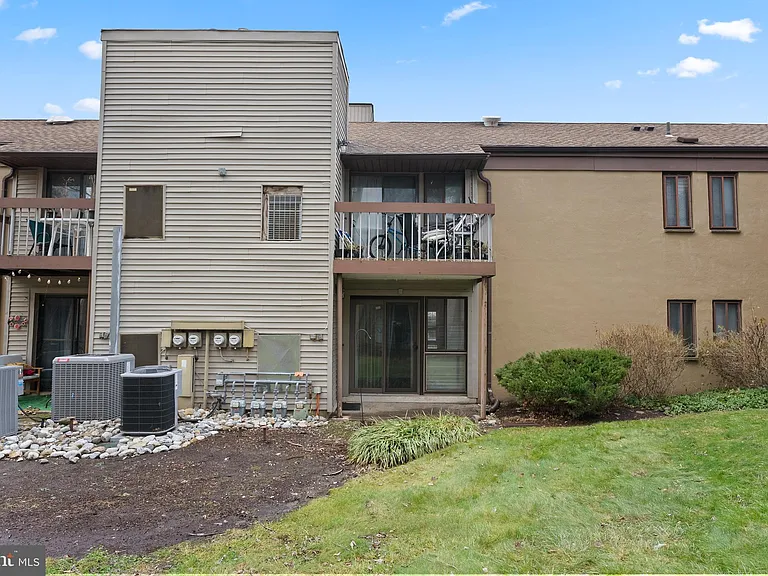 211 James Ct — Photo 17