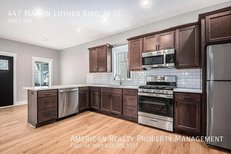 5 bed, 2.5 bath, 2312 sqft, $3,200 — Photo 3