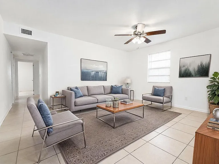 921 Marion St — Photo 3