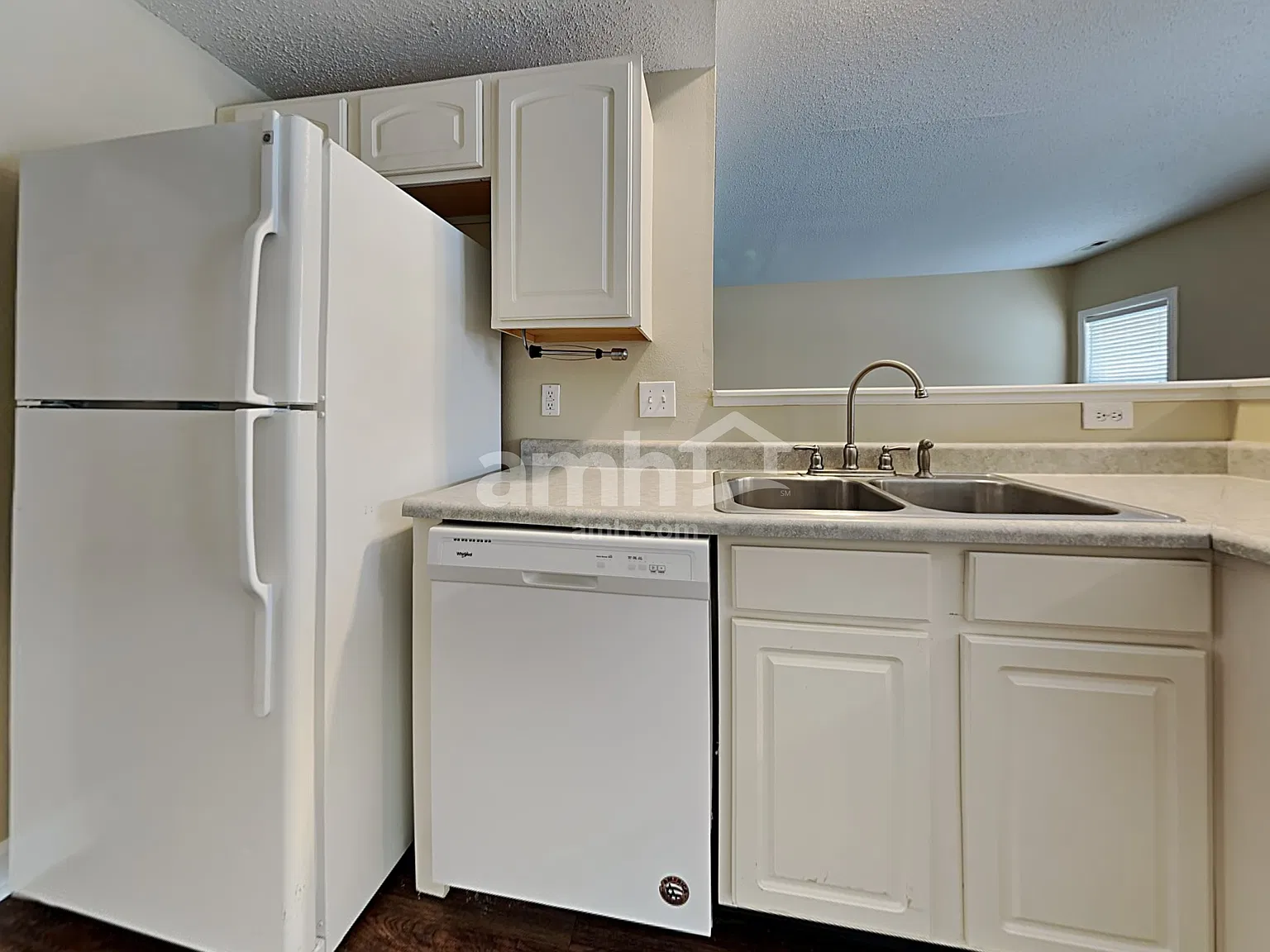 4 bed, 2.5 bath, 2358 sqft, $2,265 — Photo 3
