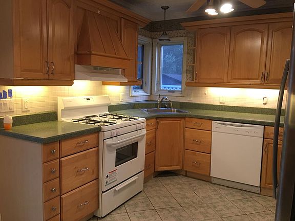 kitchen stove & dishwasher