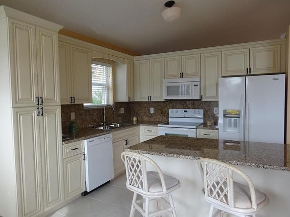 4th image of 10394 Utopia Cir E